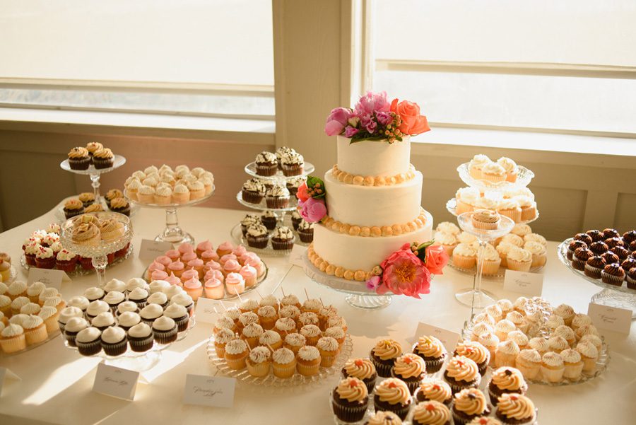 Jessica and Tom's Outer Banks wedding by Neil GT Photography Cake